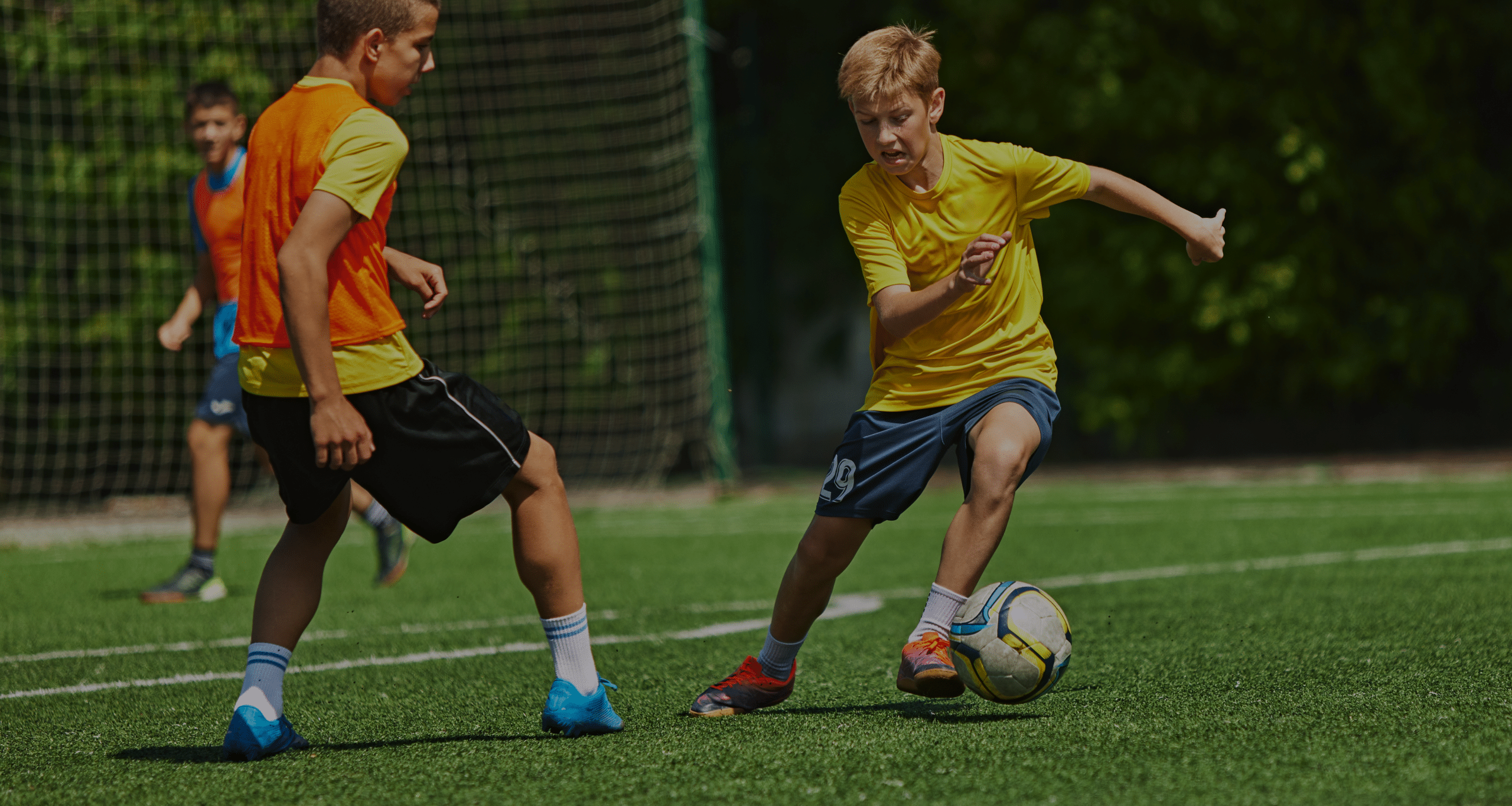 Jeugdspelers in actie tijdens training